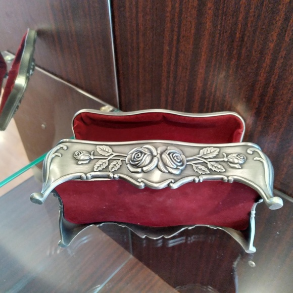 Metal Jewelry Box Roses Theme - Picture 6 of 7